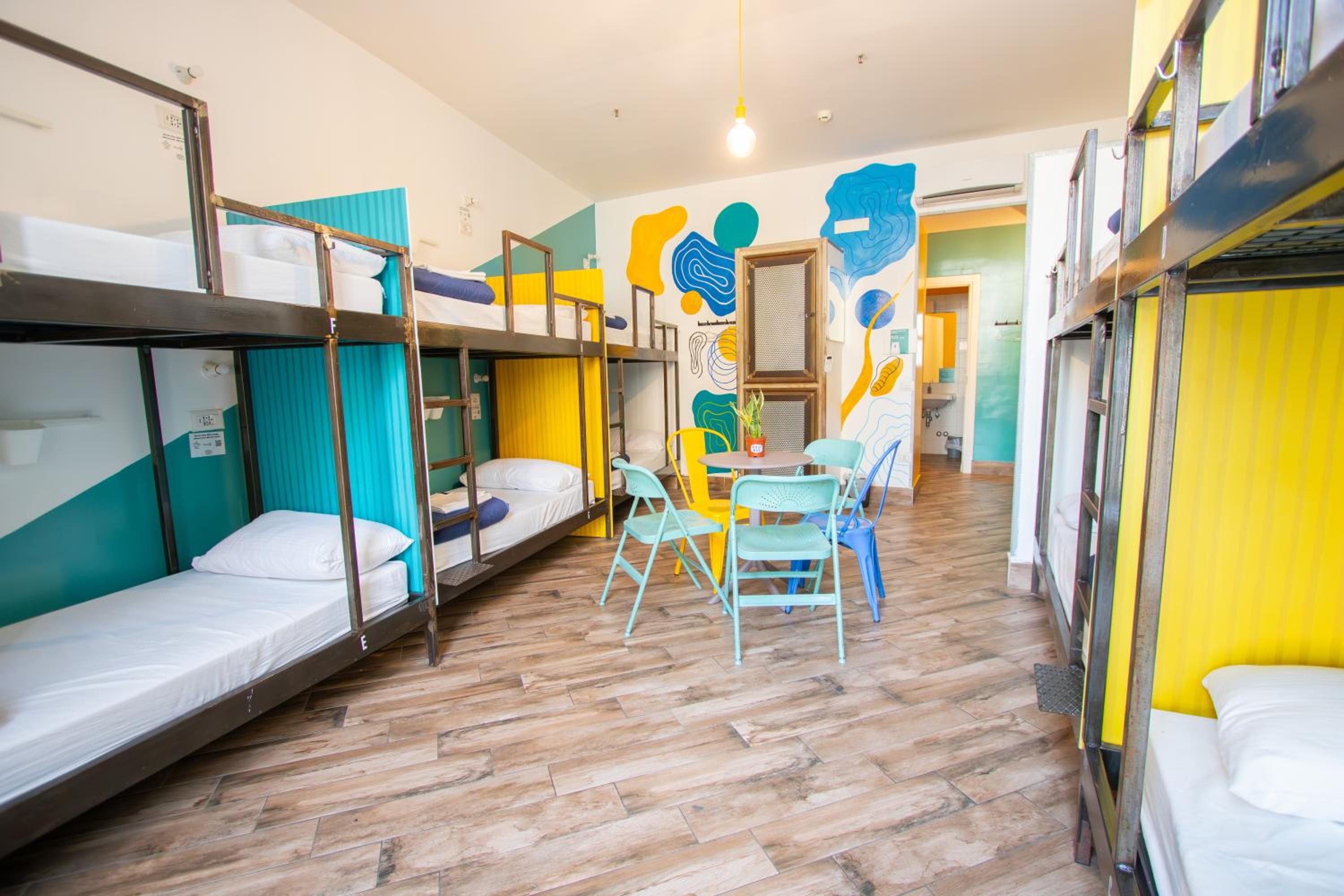 Room, 8 People