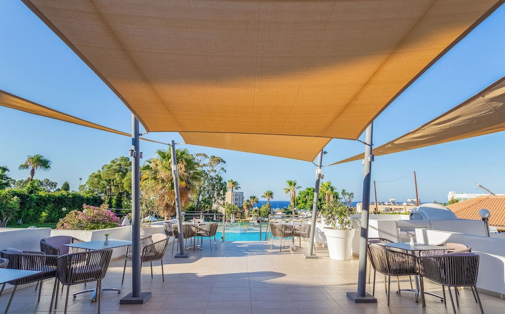Adelais Bay Hotel 35/50