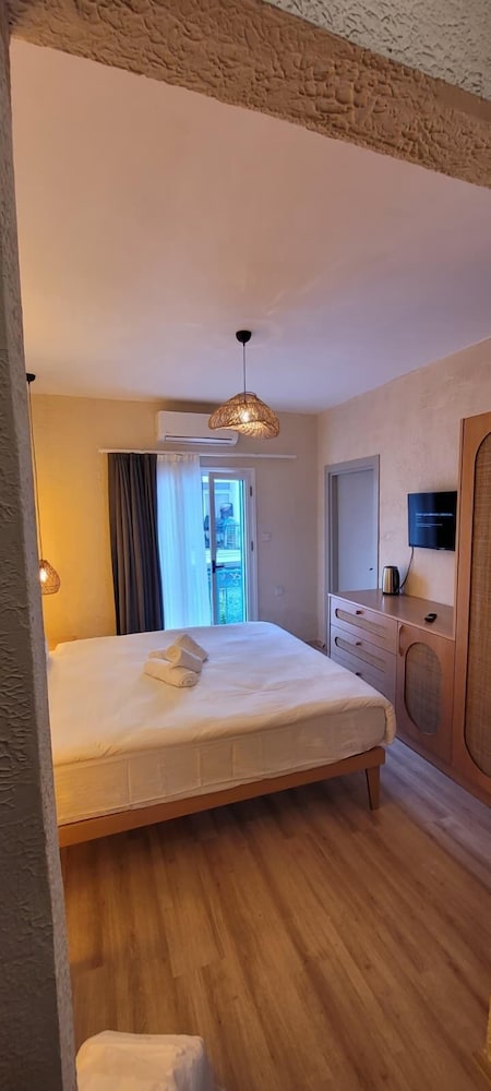 Avenue Hotel 13/46
