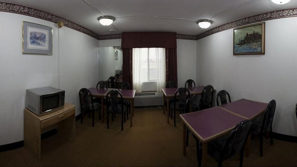 Econo Lodge Lexington, NE 31/44