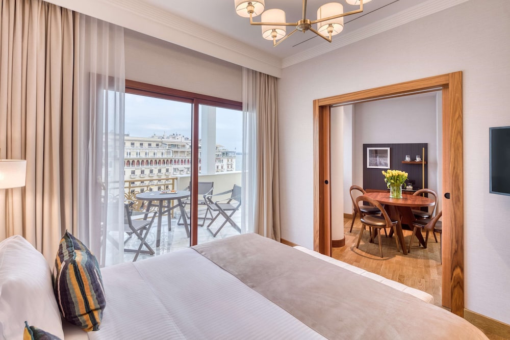 EXECUTIVE, SUITE