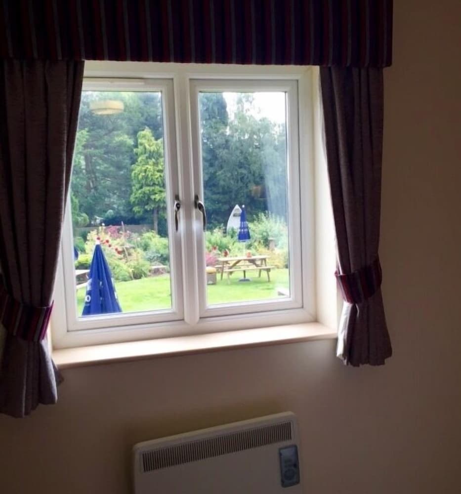 Strawberry Bank Hotel, NEC 18/47