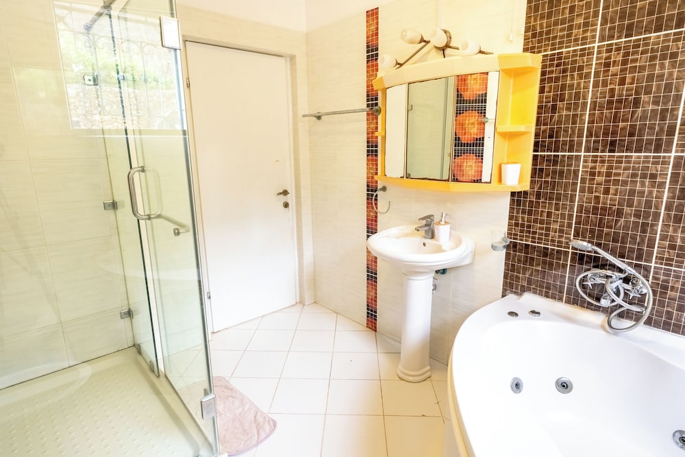 Queens Chateau Boutique Villa 46/50
