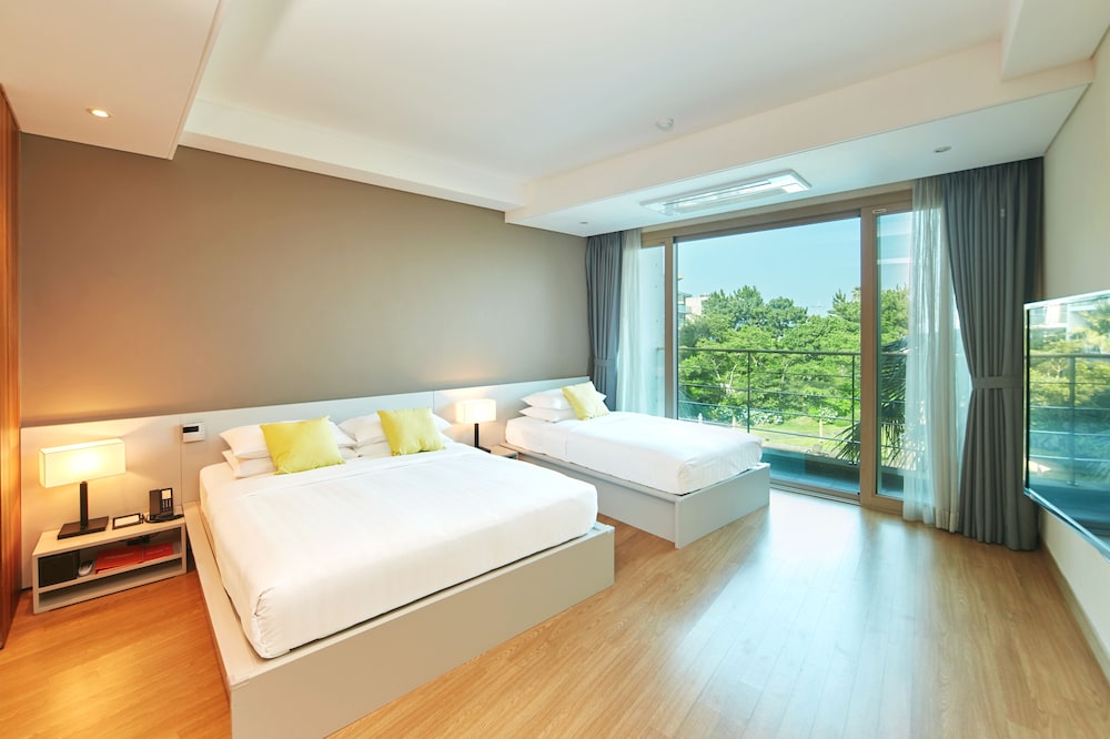 FAMILY, TWIN BEDS, POOL VIEW, MAIN BUILDING
