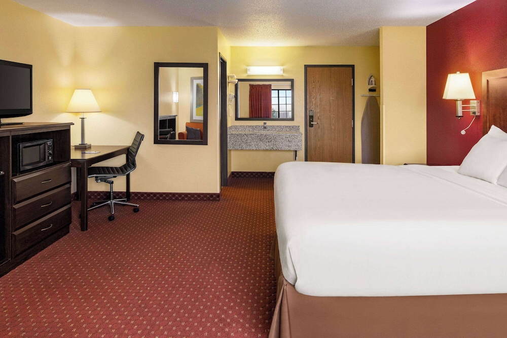 Mini, Queen Bed, Kitchenette