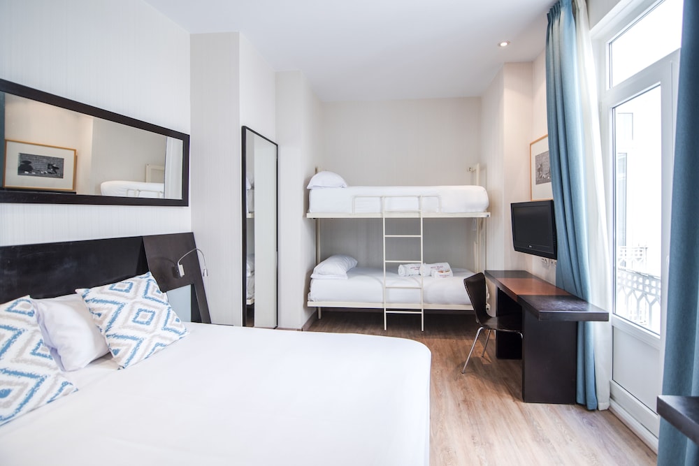 ROOM, QUADRUPLE