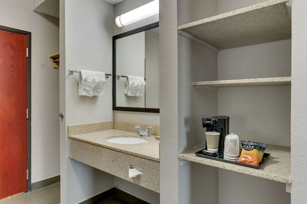 Best Western Plus University Inn and Suites 9/34