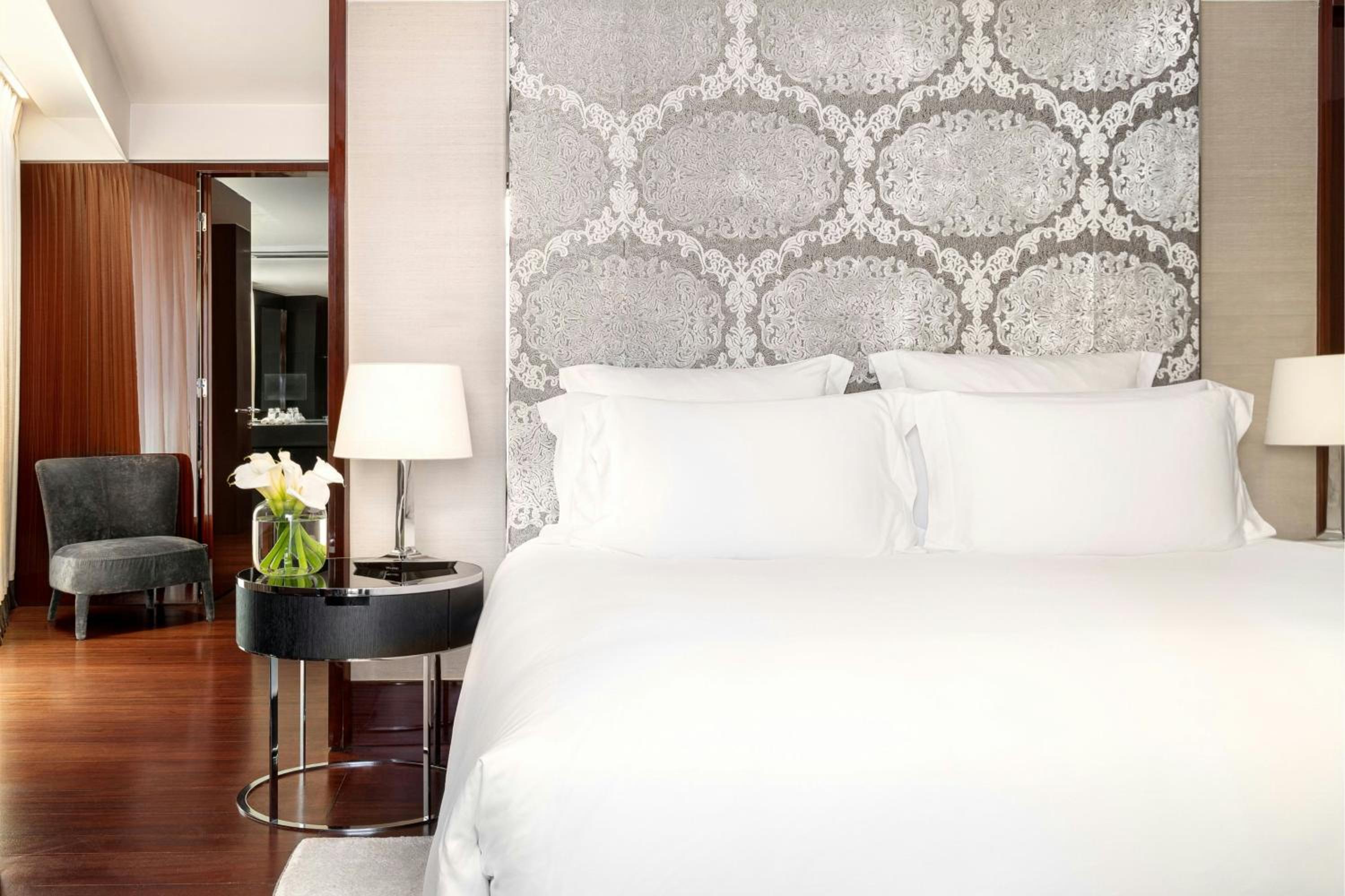 1 Bedroom, Suite, King Bed, Urban View