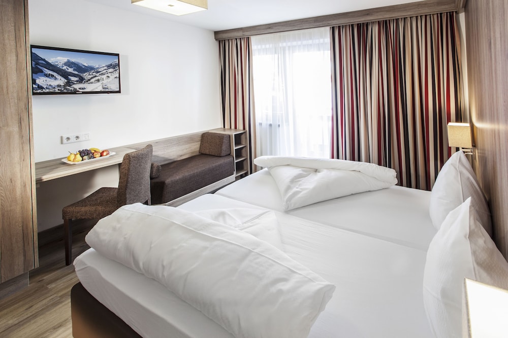 ROOM, DOUBLE BED