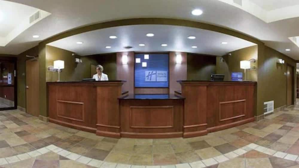 Holiday Inn Express Suites Sioux Center 4/68