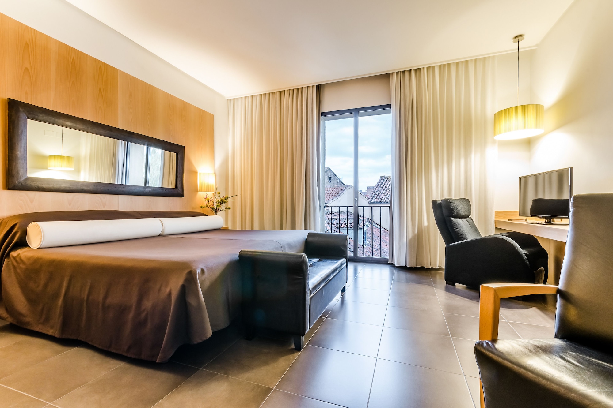 ROOM, KING BED, JETTED TUB