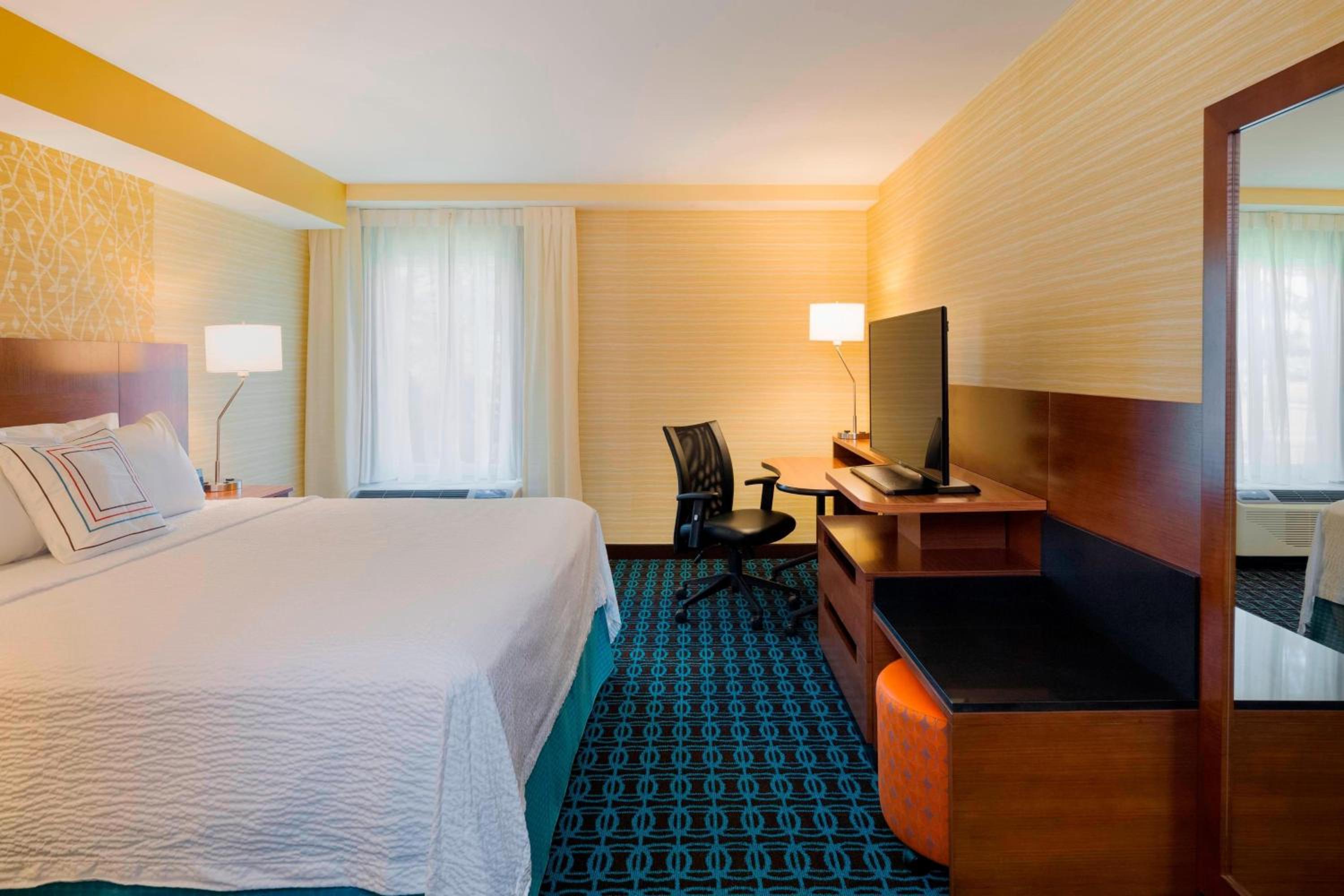 غرفة بسرير كينج بحوض استحمام لذوي الإعاقة، Fairfield Inn Suites By Marriott Paramus 3/8