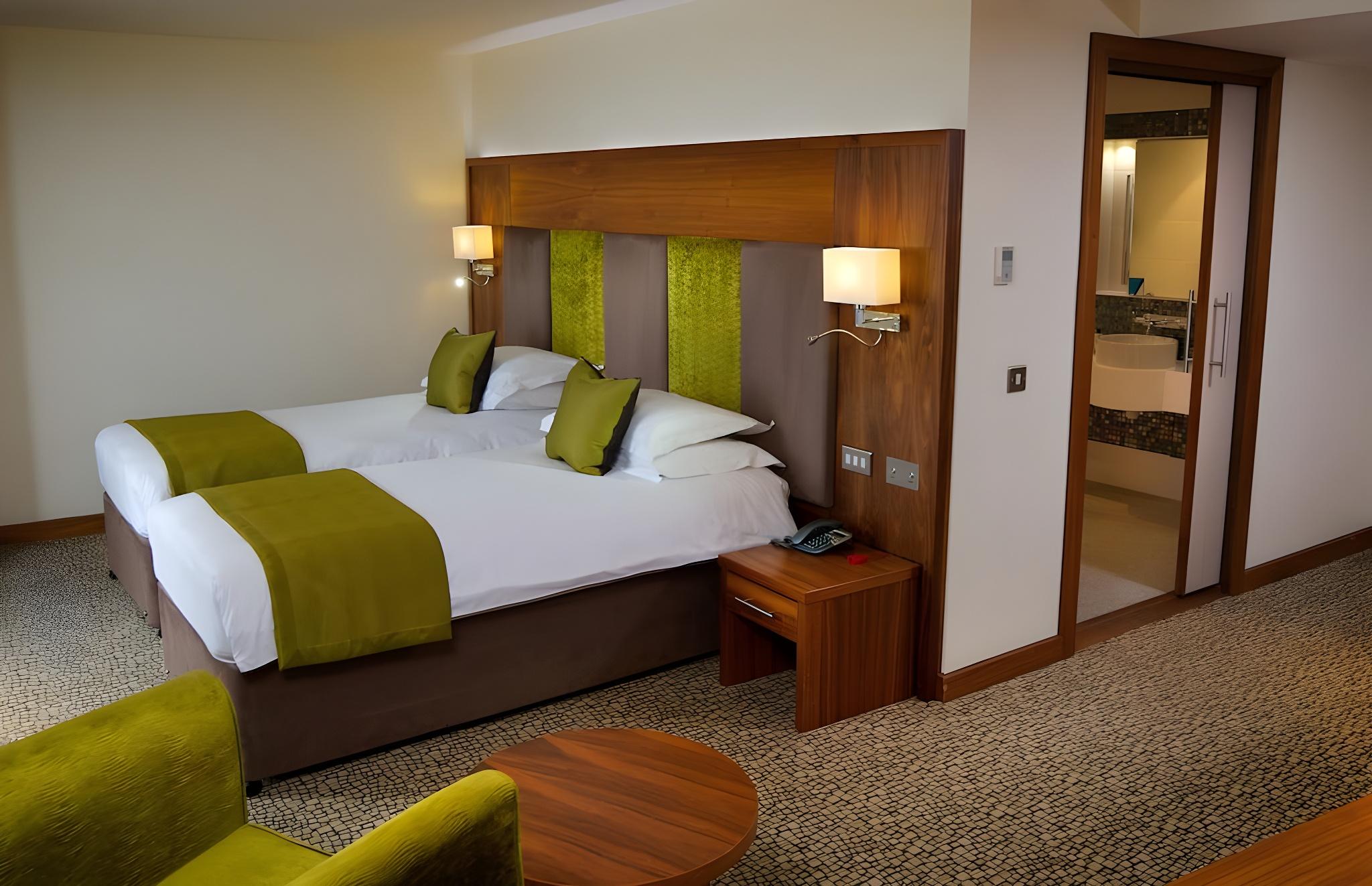غرفة عائلية بإطلالة جزئية على البحر