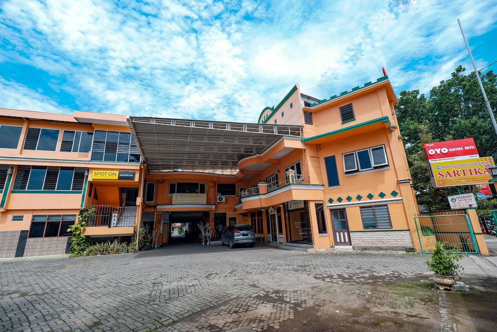 OYO 2855 Sartika Hotel Pati 1/42