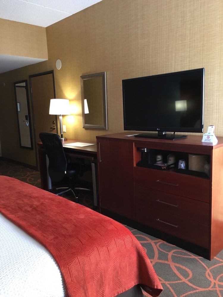 Best Western Plus Fresno Airport Hotel 26/68