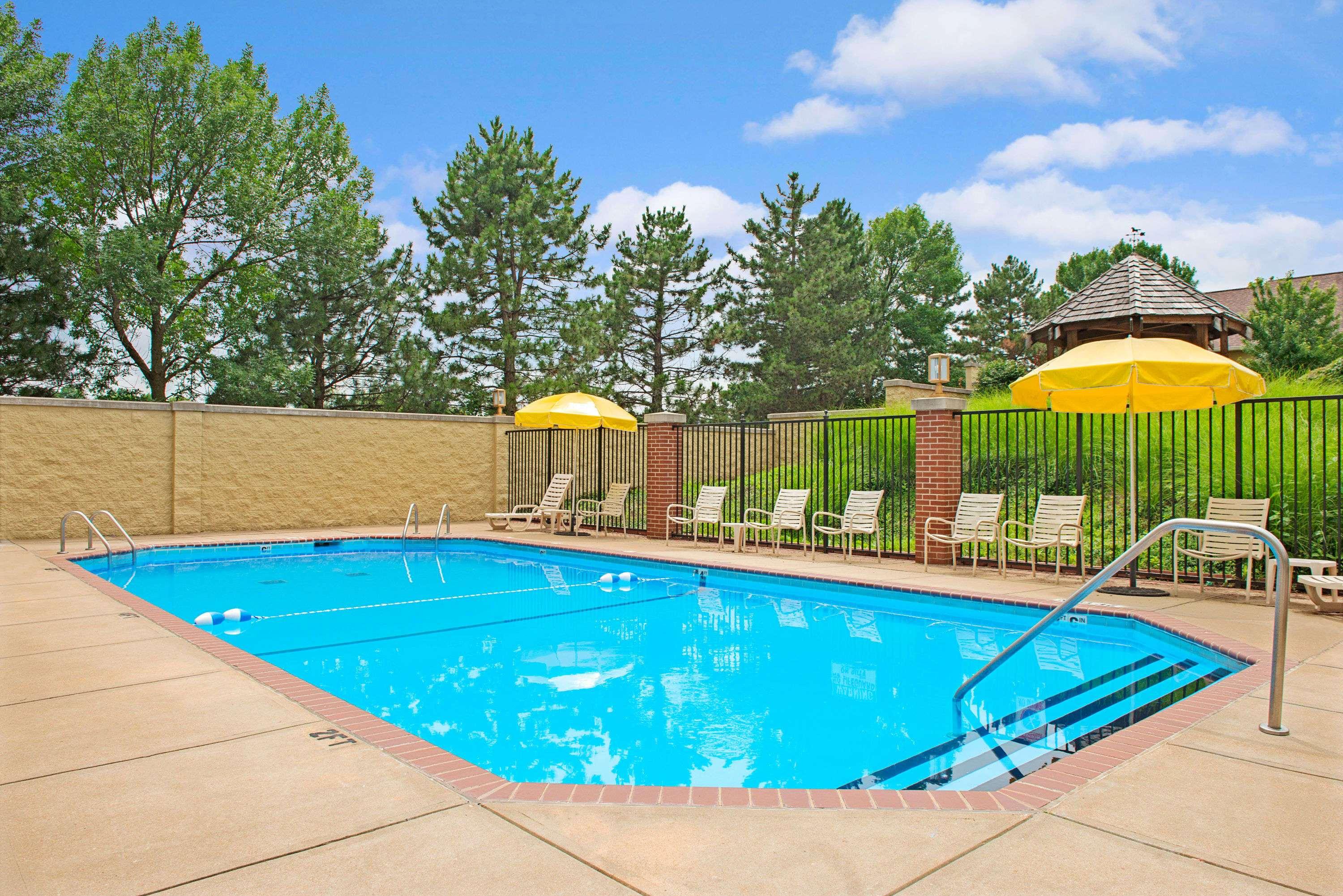 Days Inn & Suites by Wyndham St. Louis/Westport Plaza 15/27