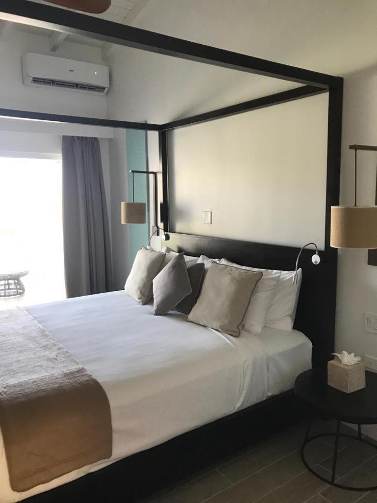 Mini, Studio, King Bed, Pool Side