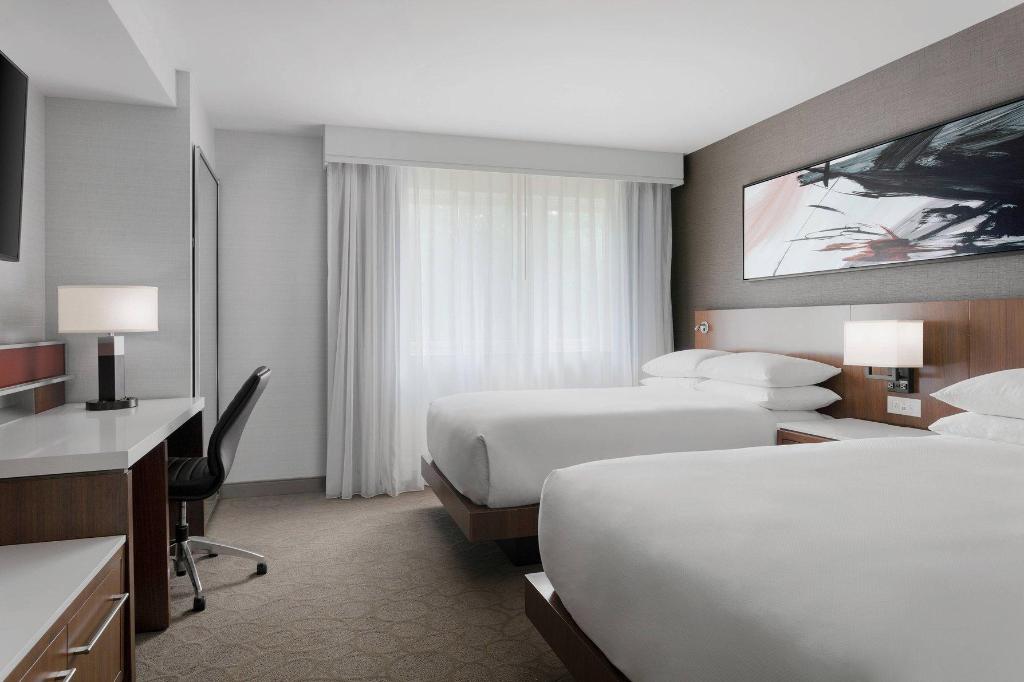 جناح بسريرين مزدوجين بغرفة نوم واحدة مع أريكة بحوض جاكوزي