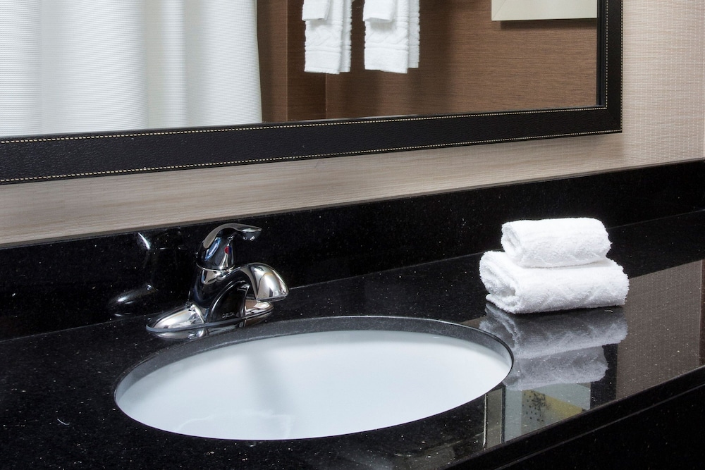 Fairfield Inn and Suites by Marriott Branson 18/23