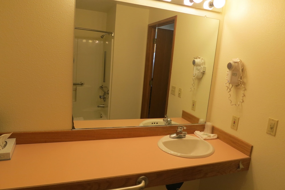 Bay City Motor Inn 16/67