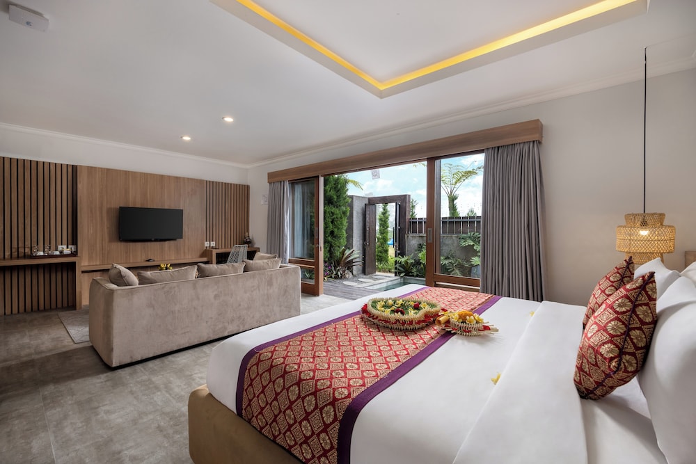 1 BEDROOM, VILLA, PRIVATE HEATED POOL