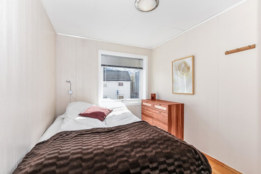 Enter Viking Apartment 12/50