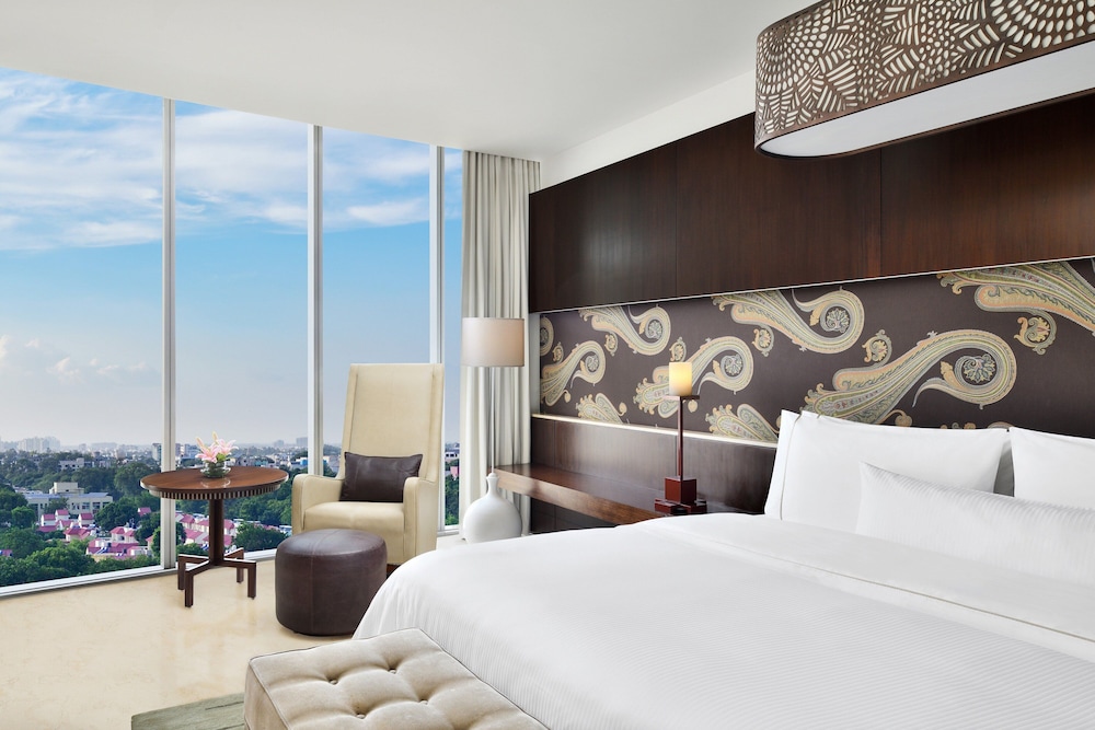 Studio, King Bed, Pool View