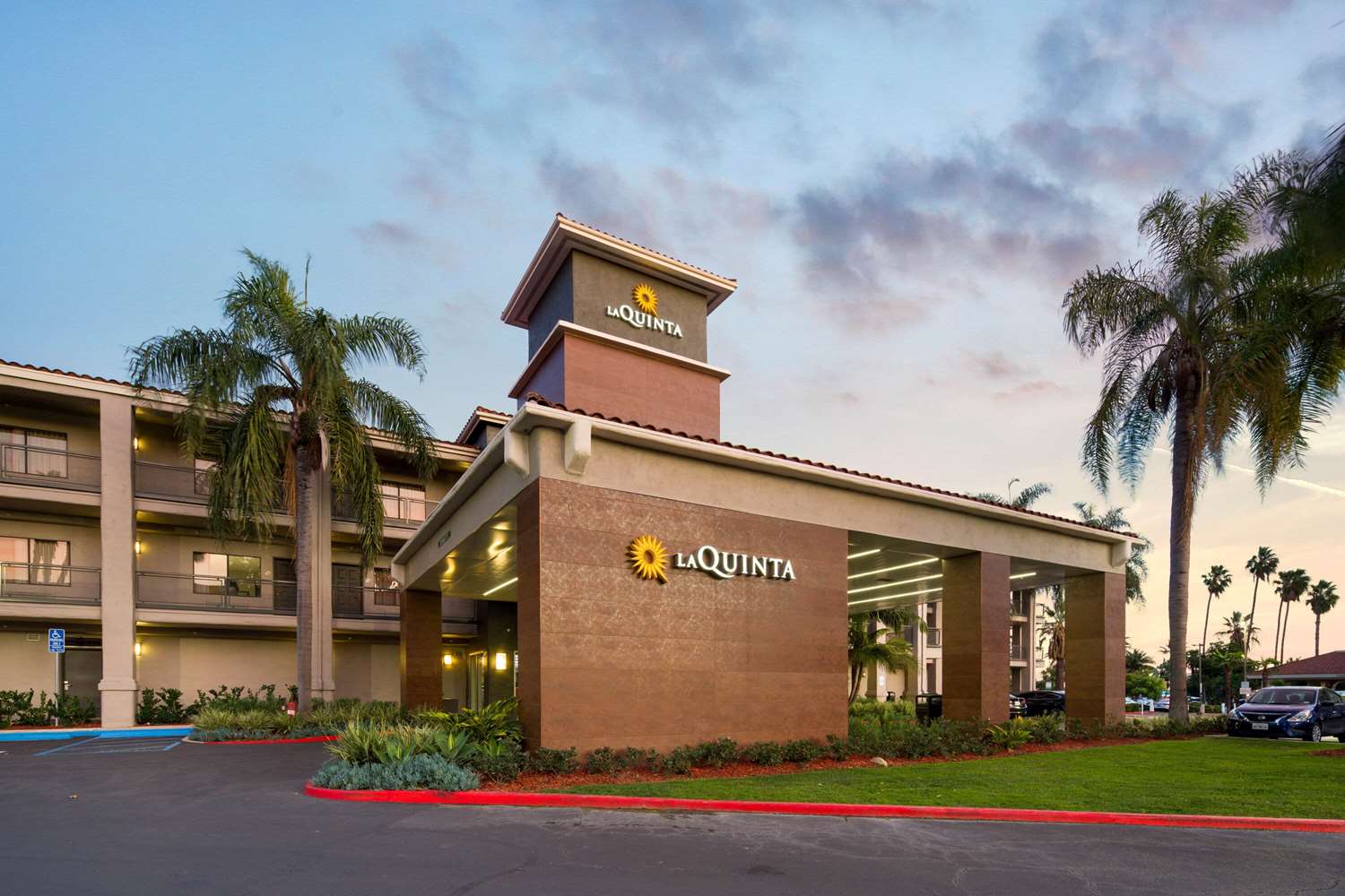 La Quinta Inn & Suites by Wyndham Orange County Airport 45/55