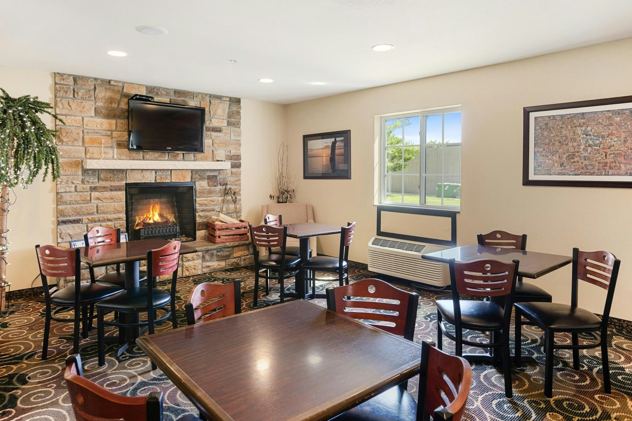 Cobblestone Hotel Knoxville 37/56