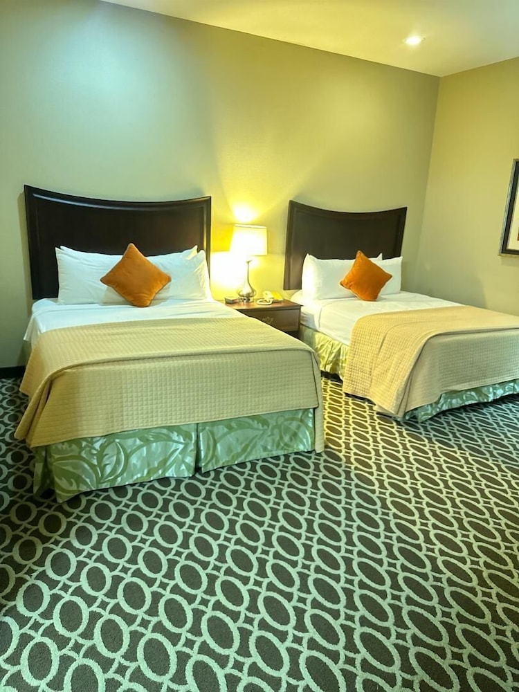 Sunday House Inn and Suites 8/23