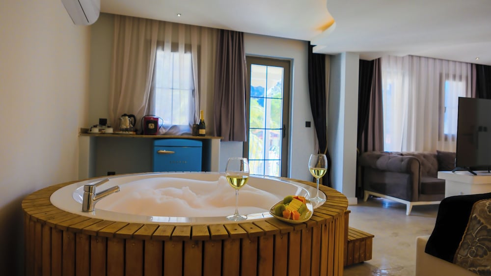DELUXE, SUITE