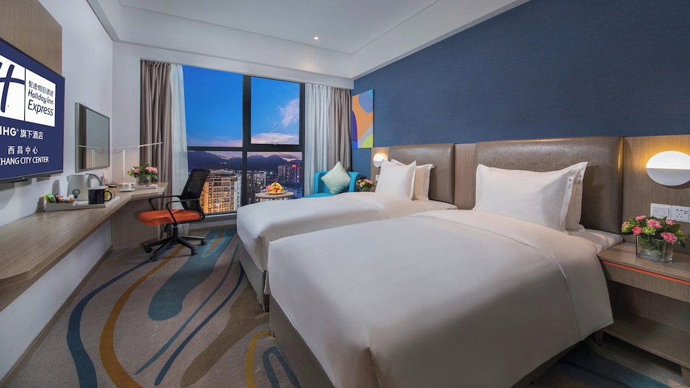 غرفة قياسية بسريرين منفصلين بإطلالة على المدينة، Holiday Inn Express Xichang City Center 2/3