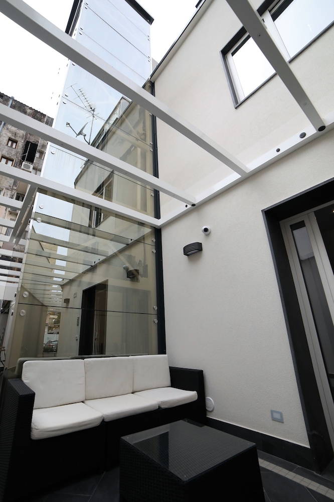 8 Room Hotel 75/80