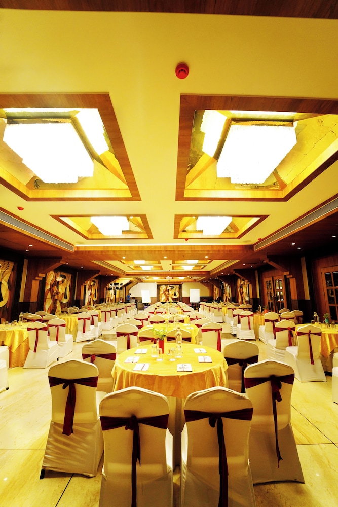 HOTEL EXCELLENCY 34/50