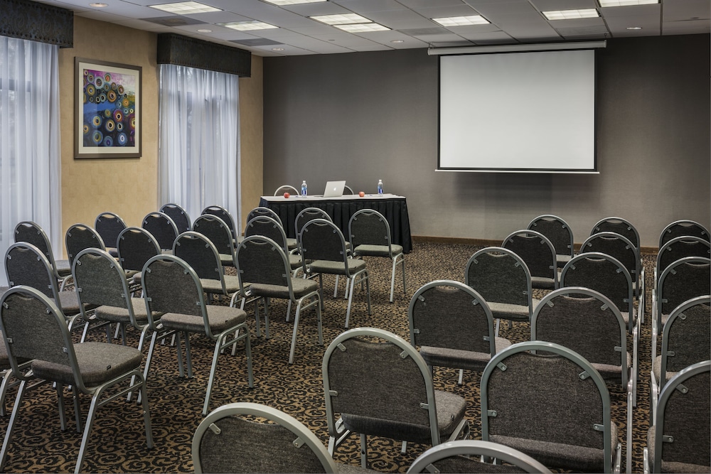 Holiday Inn Express Suites Laurel Lakes 51/58