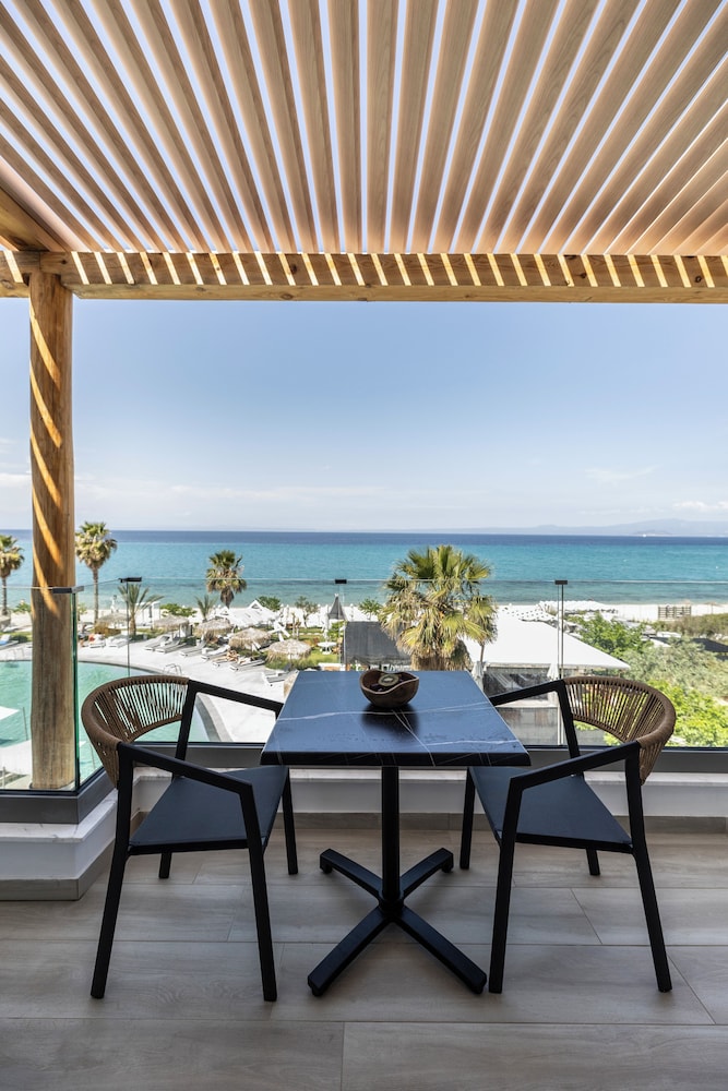 Blue Carpet Luxury Suites 25/50