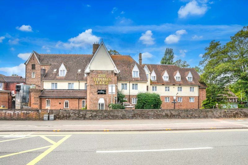 Sunday London Staines-upon-Thames Heathrow T5 40/46