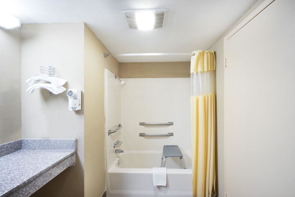 Days Inn By Wyndham Hurricane Mills 5/23