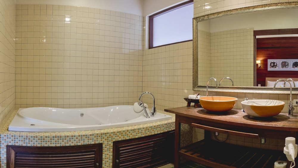 Gajapuri Resort Spa 75/76