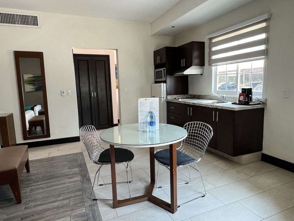 Aurea Hotel And Suites 30/50