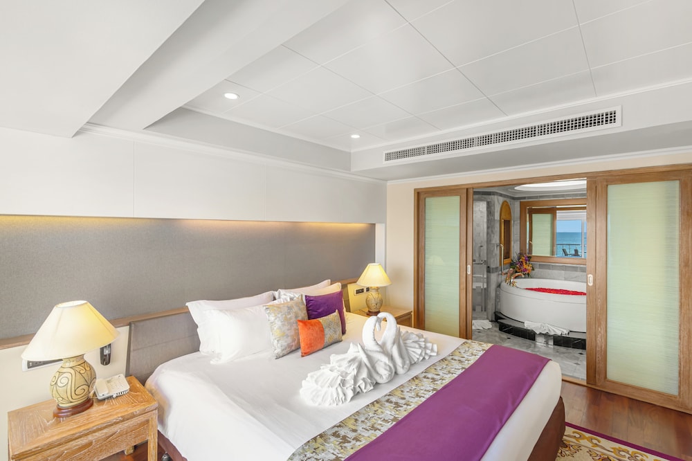 1 Bedroom, Suite, King Bed, Royal Wing