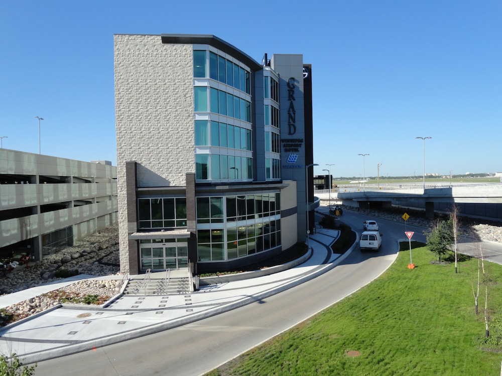 The Grand Winnipeg Airport Hotel 54/56