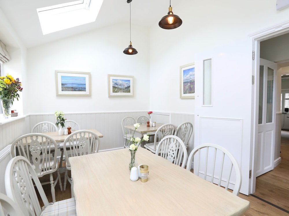 The Willow Restaurant & Cottages 42/50