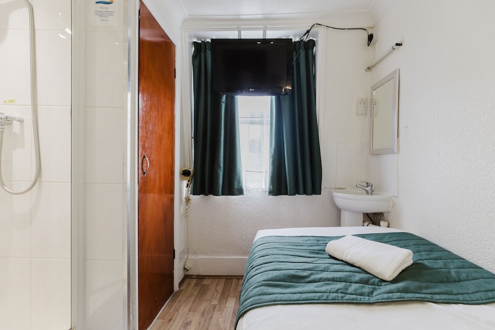Falcon Hotel 27/50