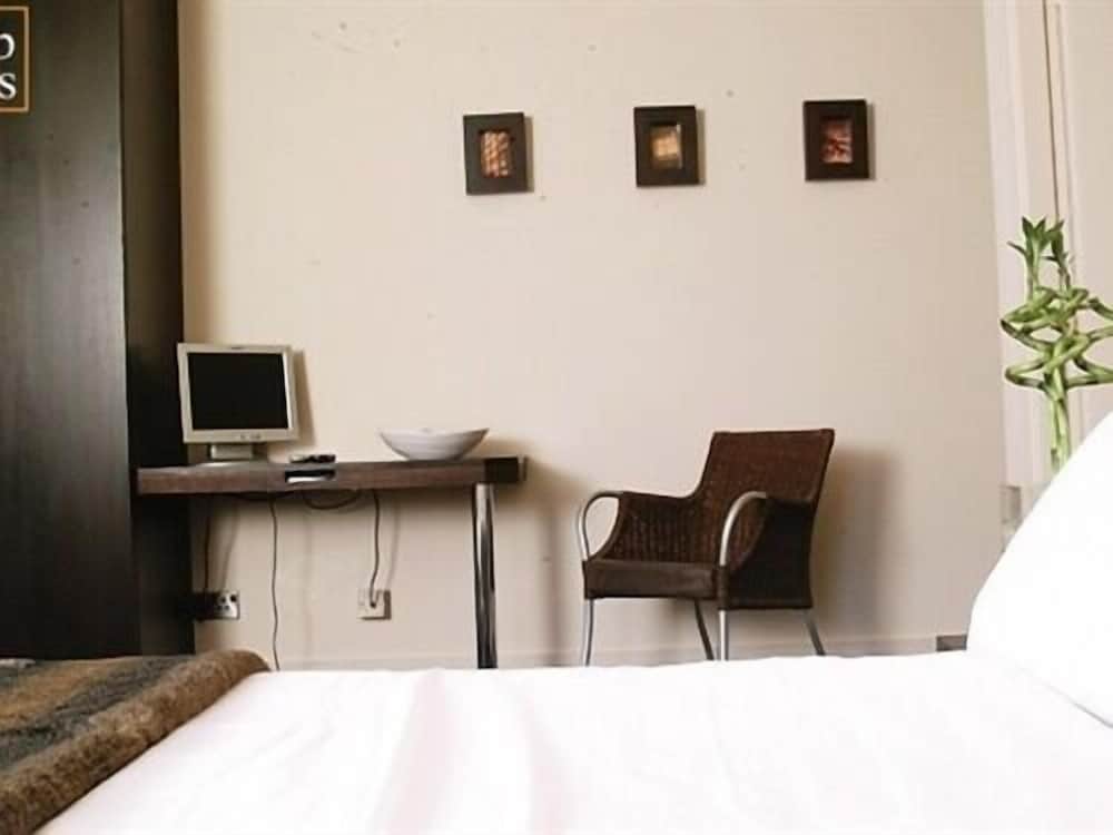 ROOM, DOUBLE OR TWIN BED