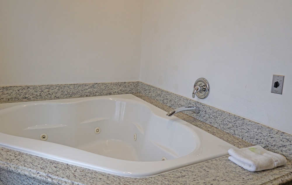 Ocean Surf Inn & Suites 70/73