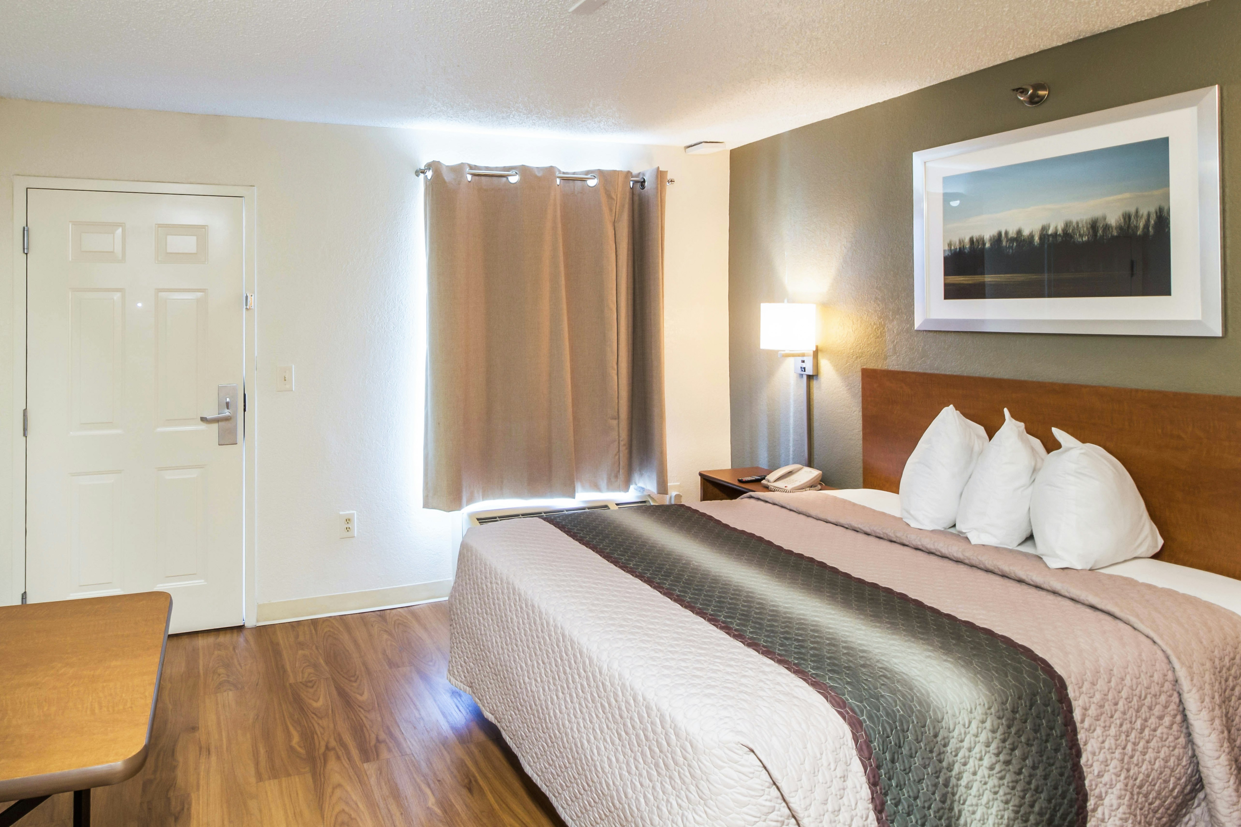 Studio, Queen Bed