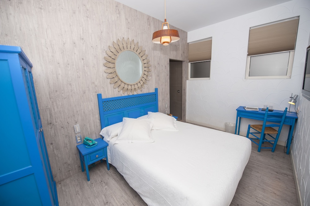 Room, Double Bed, No Window