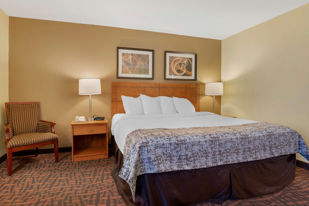 غرفة قياسية بسرير كينج، Best Western Louisville East Inn & Suites 6/10
