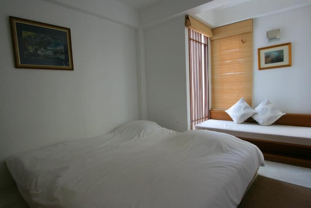 STUDIO, KING BED